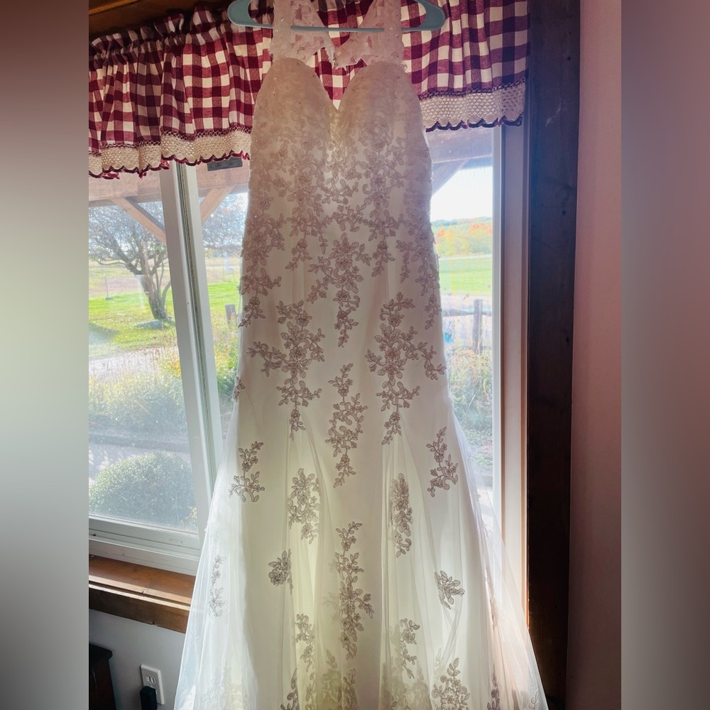 Size 10/12 mermaid trumpet wedding gown nwt